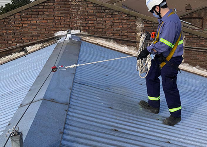 Operario en el techo