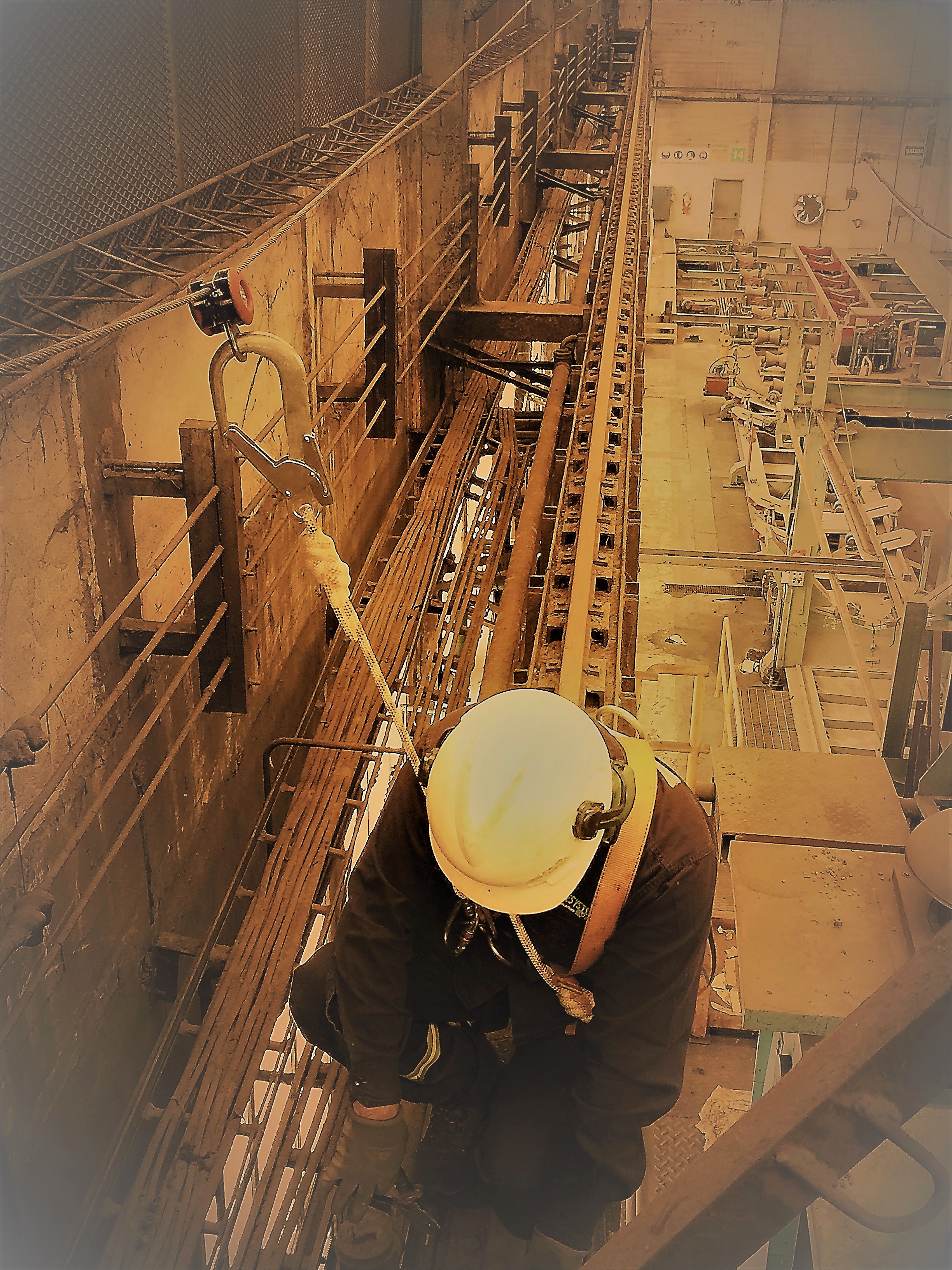 Operario en el techo