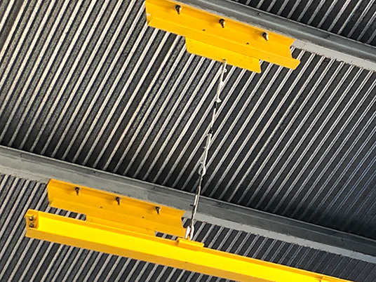 Operario en el techo